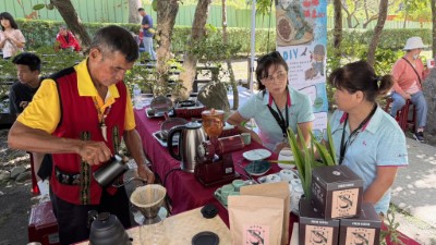新興村聖恩咖啡莊園在現場示範咖啡烘豆與手沖流程，分享南迴咖啡的香氣與風土。